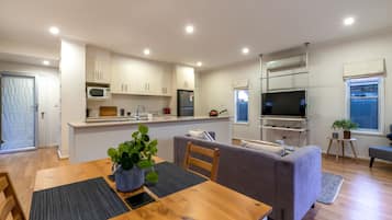 Frigorífic, microones, forn i placa de cuina