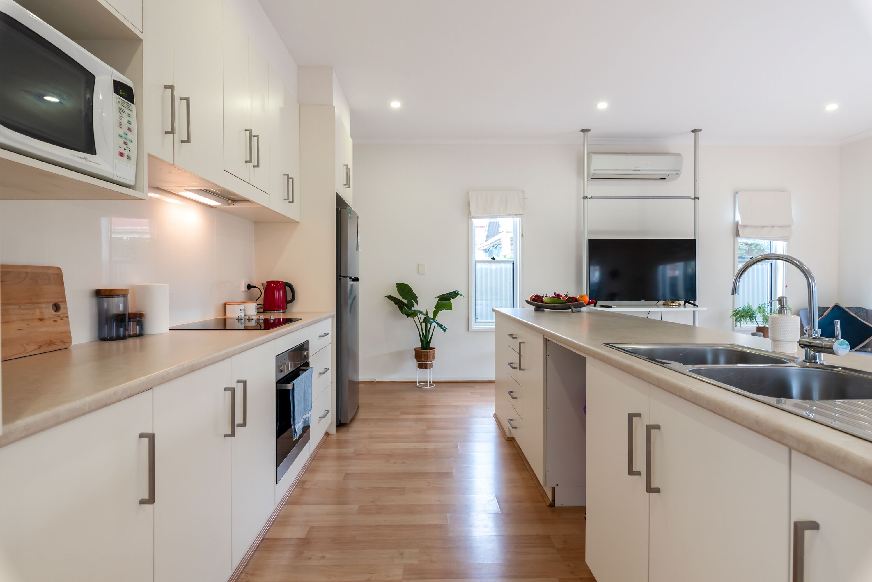 Køleskab, mikrobølgeovn, ovn, kogeplade