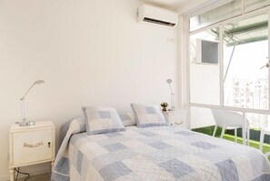 Apartment, 1 Schlafzimmer, Balkon, Stadtblick | Minibar, Zimmersafe, kostenloses WLAN, Bettwäsche