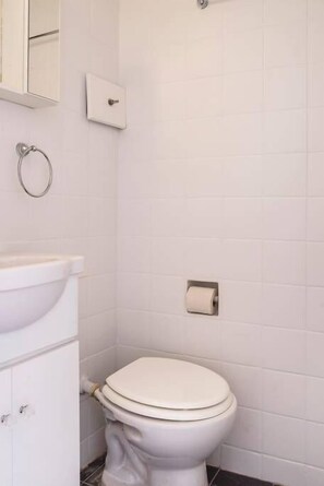 Apartment, 1 Bedroom, Balcony, City View | Bathroom | Shower, rainfall showerhead, towels - Luminoso Duplex en Recoleta (Buenos Aires)