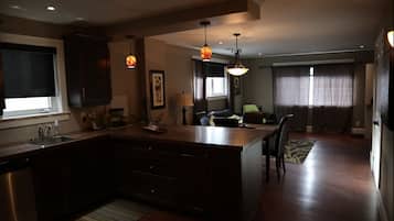 Suite Deluxe | Área de sala de estar | Televisión de pantalla plana, chimenea, Netflix y reproductor de DVD