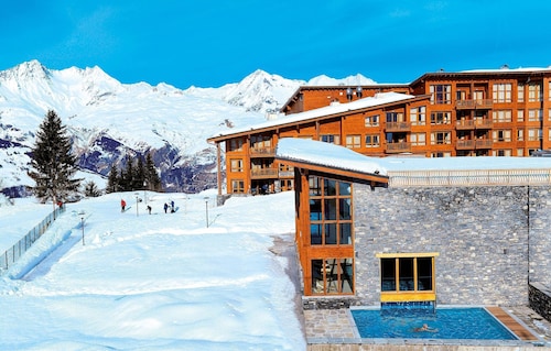 Suite de 55m2 Local à Skis Piscine Semi-Couverte