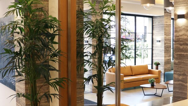 A modern lobby with a sofa, a bench, and potted plants. - Alife Apart Hotel (Beirut)
