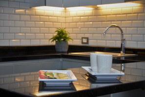 Fridge, microwave, oven, stovetop - Alife Apart Hotel (Beirut)