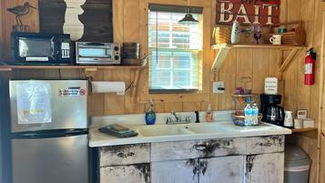 Réfrigérateur, micro-ondes, cafetiÚre/bouilloire, blender