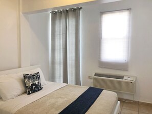 1 slaapkamer, een strijkplank/strijkijzer, wifi, beddengoed