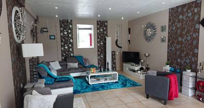 2 bedroom house, 500m from the beach and shops.