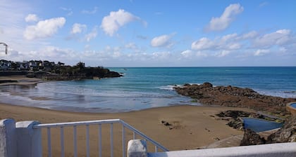 2 makuuhuoneen talo, 500 metrin päässä rannasta ja kaupoista.