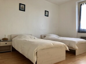 3 habitaciones, tabla de planchar con plancha, wifi y ropa de cama 
