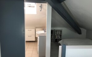 3 chambres, fer et planche à repasser, Wi-Fi, draps fournis