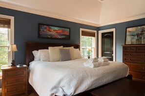 4 bedrooms, desk, iron/ironing board, free WiFi