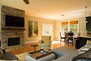 Smart TV, books - Large bright 4 BR home in Southend (Charlotte)