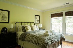 4 bedrooms, desk, iron/ironing board, free WiFi - Large bright 4 BR home in Southend (Charlotte)