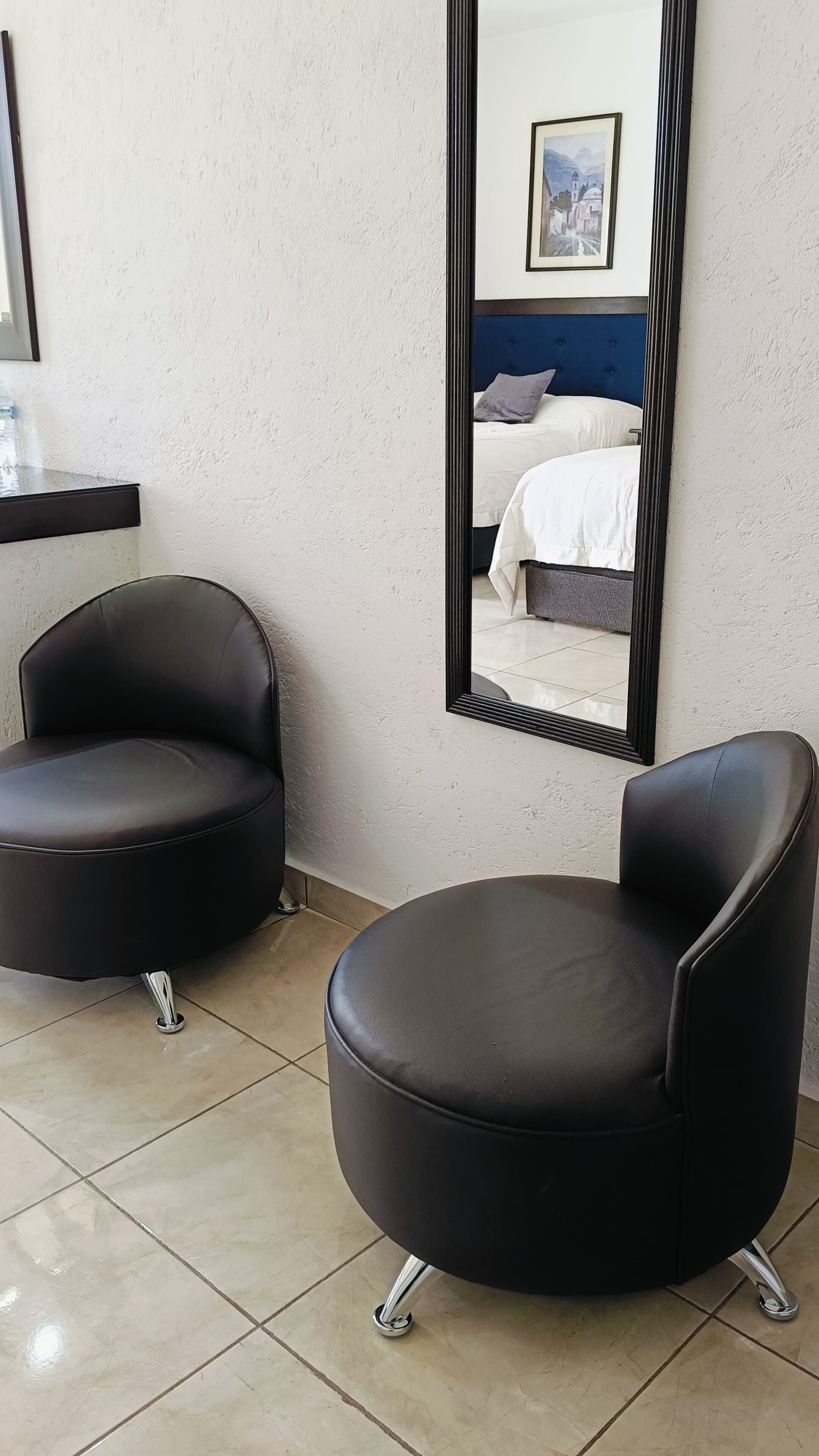 베이직 더블룸, 퀸사이즈침대 2개, 발코니, 정원 전망 | 거실 공간 | 디지털 채널 시청이 가능한 32인치 LED TV, TV