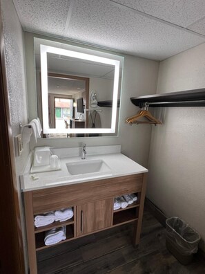 Bathroom - Holiday Inn Express Braselton West (Braselton)