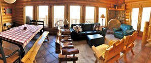 Flat-screen TV, video-game console, DVD player - Red Rock Ranch Log Cabin: Large, Fully Furnished, 5 Bdr, sleeps 12, 3 levels (Escalante)