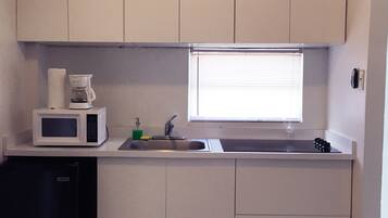 Frigorífic, microones, placa de cuina i cafetera i tetera