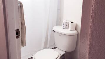 Suihku, hiustenkuivaaja, pyyhkeet, saippua