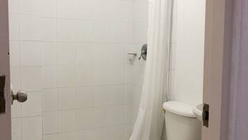 Suihku, hiustenkuivaaja, pyyhkeet, saippua