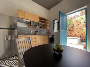 Full-sized fridge, microwave, oven, blender - Casa Blanco by Barrio Mexico (Guadalajara)