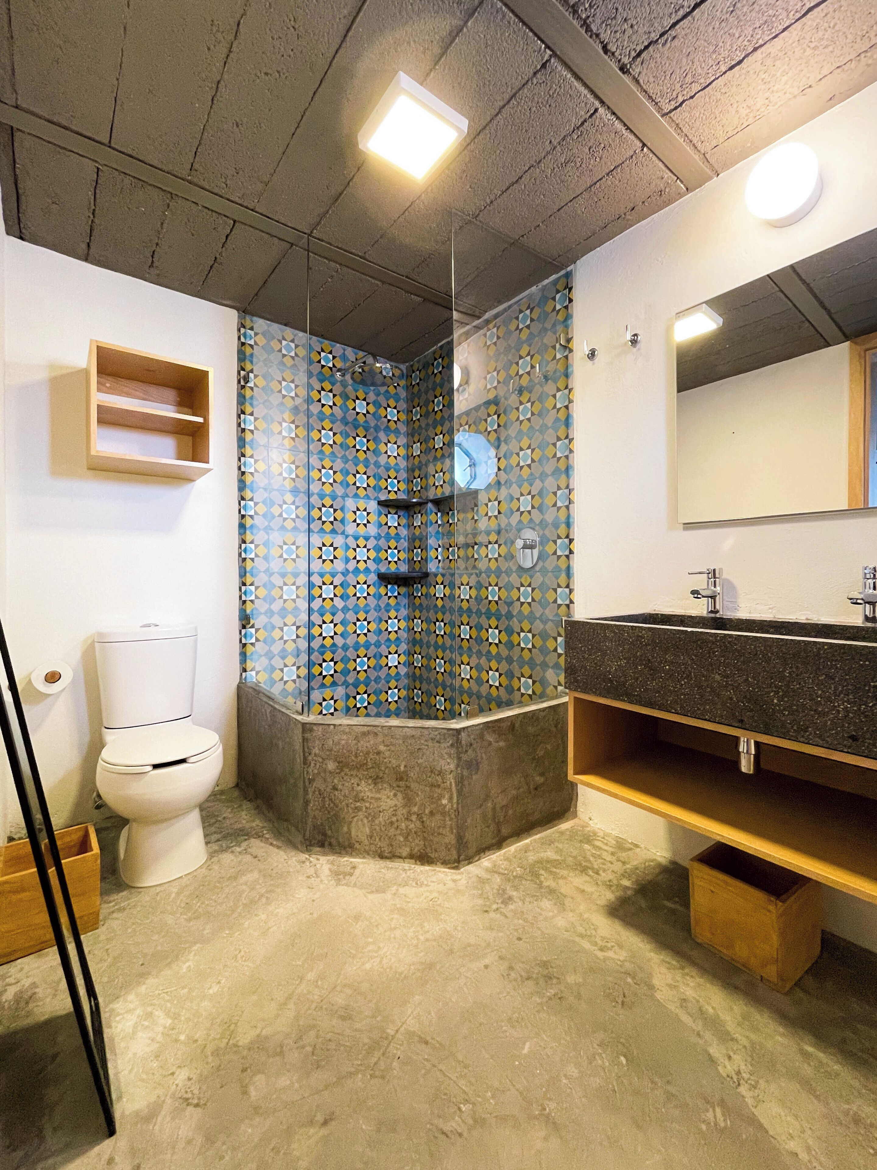 Standard Room | Bathroom | Shower, rainfall showerhead, hair dryer, towels