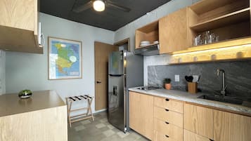 Refrigerador con congelador, microondas, horno y licuadora