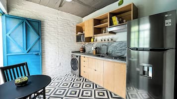 Refrigerador con congelador, microondas, horno y licuadora