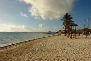 Plage, chaises longues, serviettes de plage