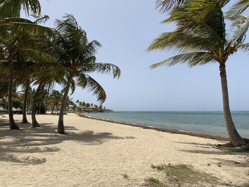 Insel-Eigentumswohnung mit Ansichten, Wechselstrom und gesichert. In der Nähe der Innenstadt und Strand.