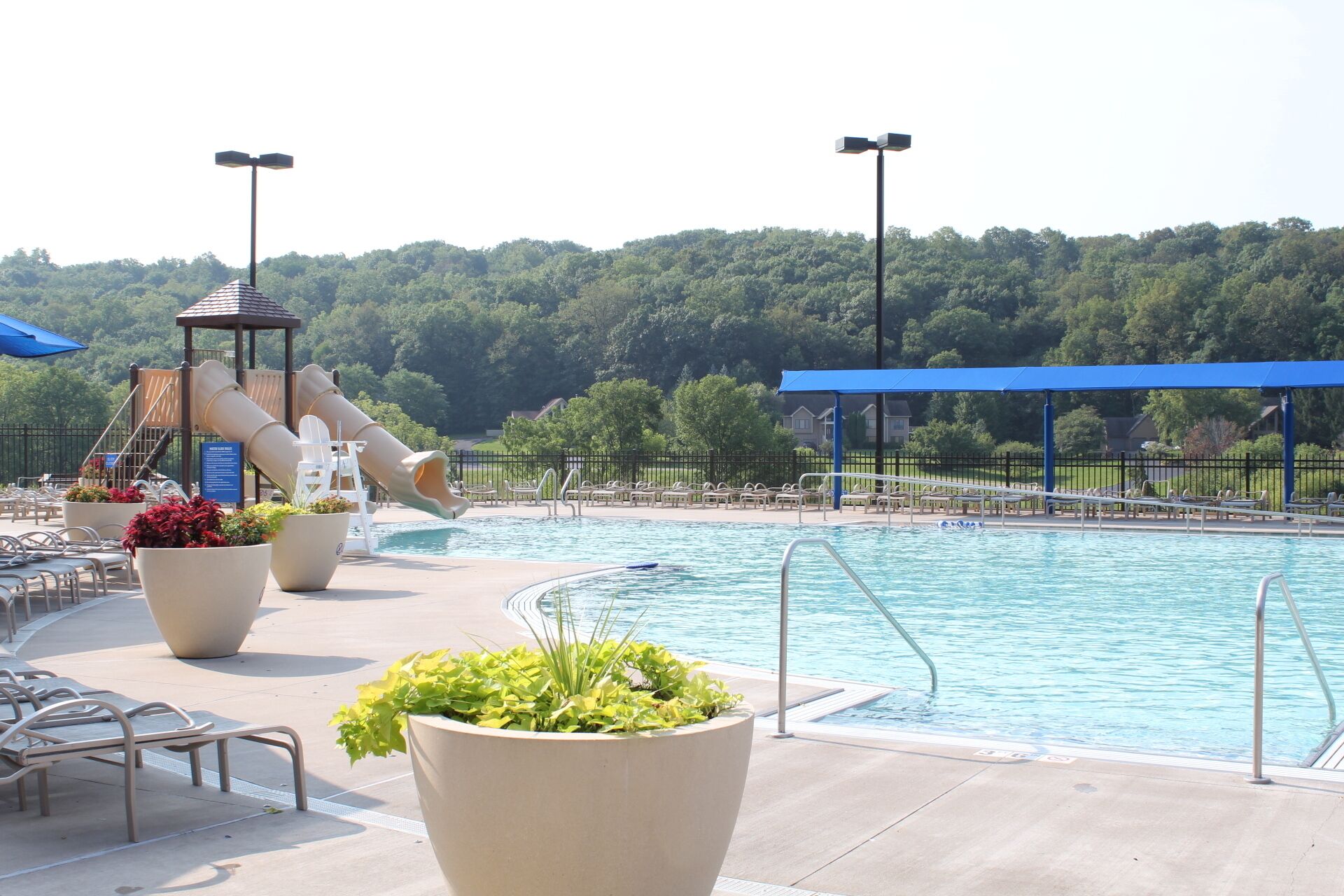 Alberca techada y alberca al aire libre