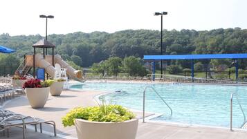 Alberca techada y alberca al aire libre