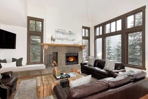 Televisio, takka, työhuone