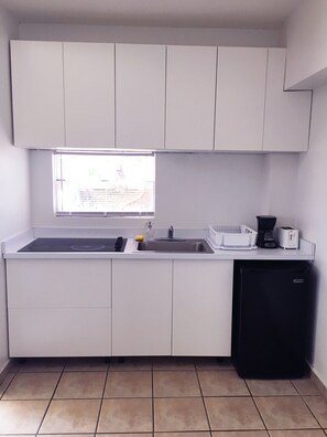 Fridge, microwave, stovetop, coffee/tea maker