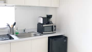 Refrigerador, microondas, parrilla de estufa y cafetera y tetera