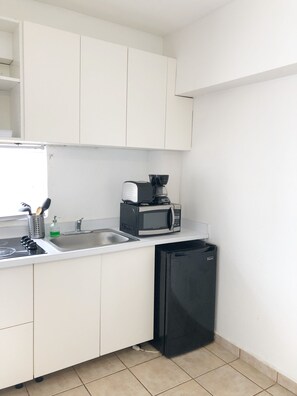 Fridge, microwave, stovetop, coffee/tea maker - Boulevard Park IV 407 - This is all of Puerto Rico (Mayagüez Pueblo)