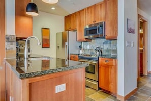 Herdplatte, Geschirrspüler, Wasserkocher mit Kaffee-/Teezubehör, Toaster