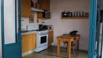 Casa Confort (for 26 people) | Cocina compartida | Refrigerador, microondas, horno y licuadora