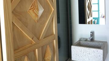 Economy Room | Bathroom | Shower, rainfall showerhead, hair dryer, towels