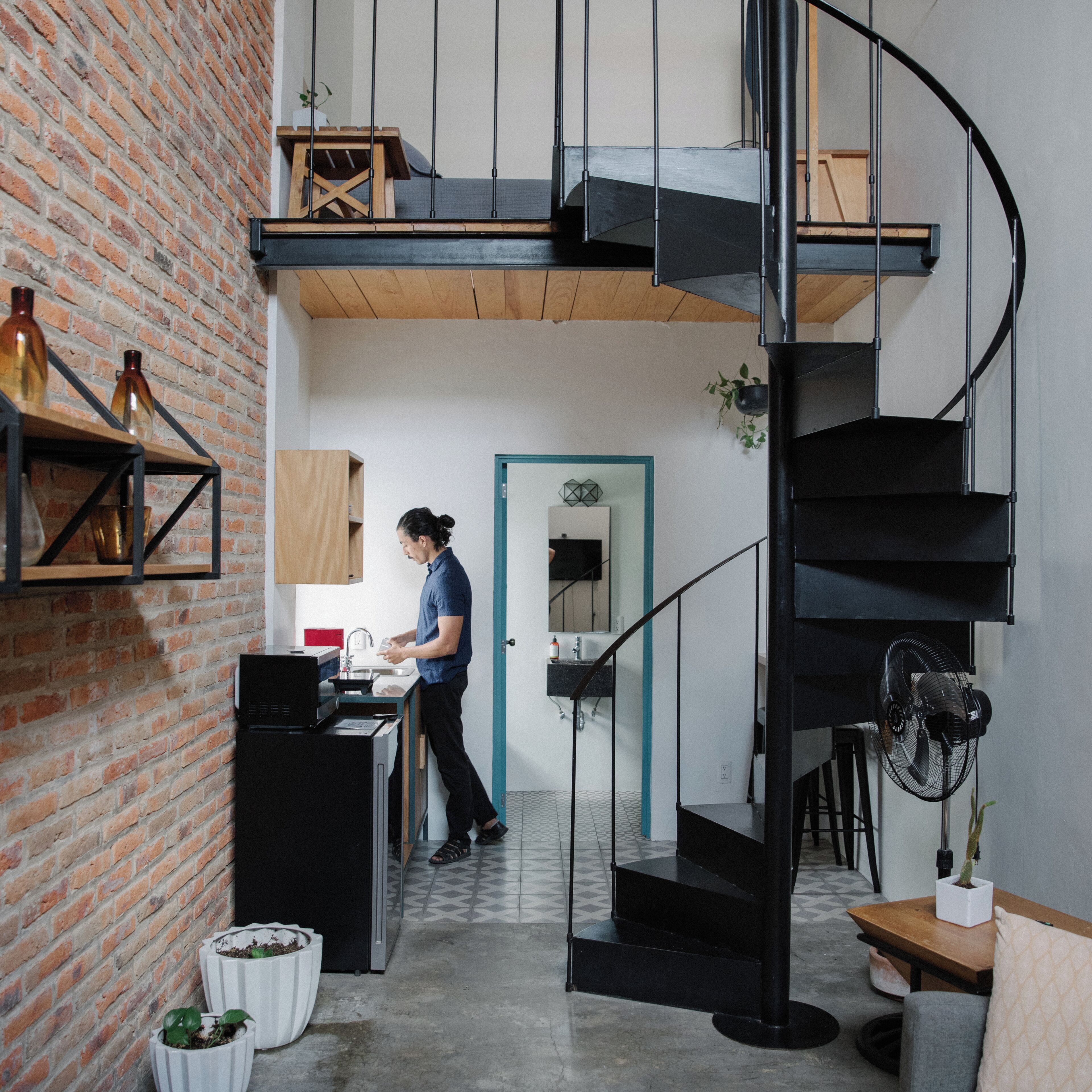 Microondas, placa de cocina, plancha y utensilios de cocina