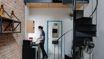 Microondas, parrilla de estufa y plancha de cocina