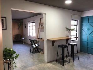 Loft de disseny | Sala d'estar | Televisor intel·ligent de 45 polzades amb canals digitals i televisor