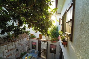 Tremannsrom – deluxe | Hageutsikt