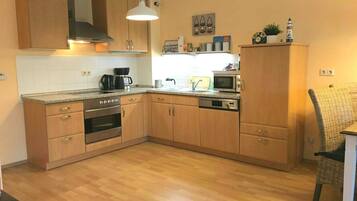 Een koelkast, een microgolfoven, een oven, een vaatwasser