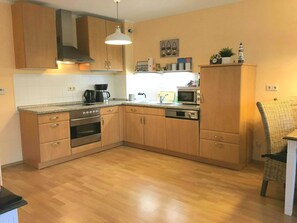 Geladeira, micro-ondas, fogão, lava-louças