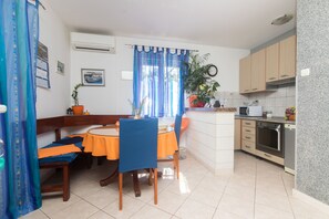 Private kitchen | Fridge, microwave, oven, stovetop