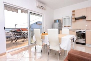 Apartamento (A1) | Cozinha privada | Geladeira, micro-ondas, cooktop, talheres/pratos/utensílios de cozinha