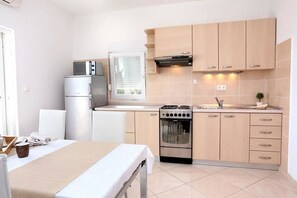 Refrigerador, microondas, placa de cocina, utensilios de cocina