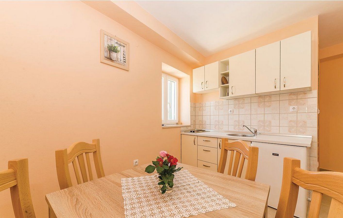 مطبخ خاص | ثلاجة، موقد طهي مسطح، مستلزمات طهي/أطباق/أوعية، مجمّد