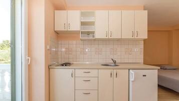 Private kitchen | Fridge, stovetop, cookware/dishes/utensils, freezer