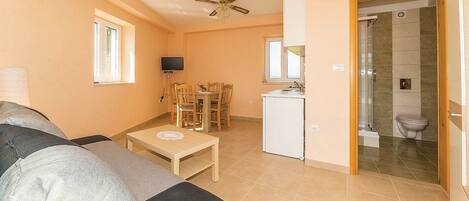 Yksityinen keittiö | Jääkaappi, liesi, keittoastiat/astiat/ruokailuvälineet, pakastin